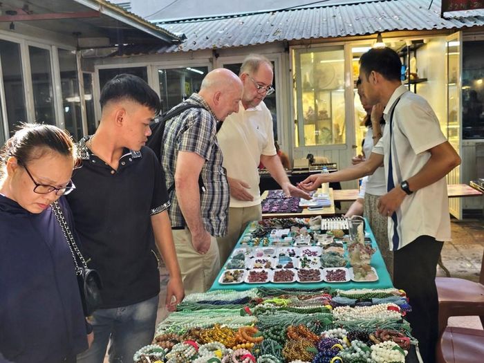 Khách khắp nơi trên thế giới đến chợ phiên đá quý giữa lòng Hà Nội trải nghiệm và mua đá quý