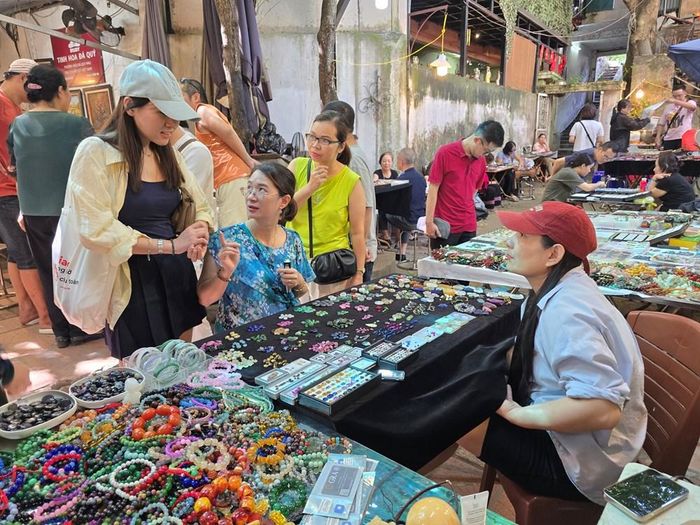 Không chỉ có khách nước ngoài, đông đảo khách Việt cũng tìm đến chợ