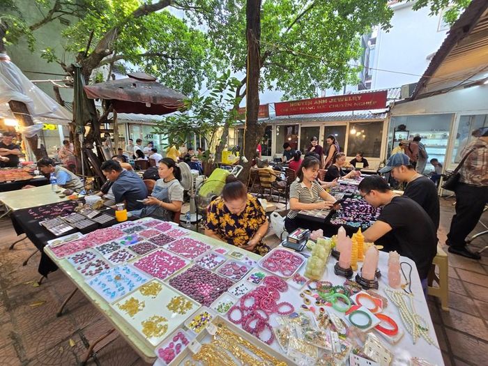 Các gian hàng mang dáng dấp "chợ quê" nhưng bày bán những mặt hàng giá trị cao