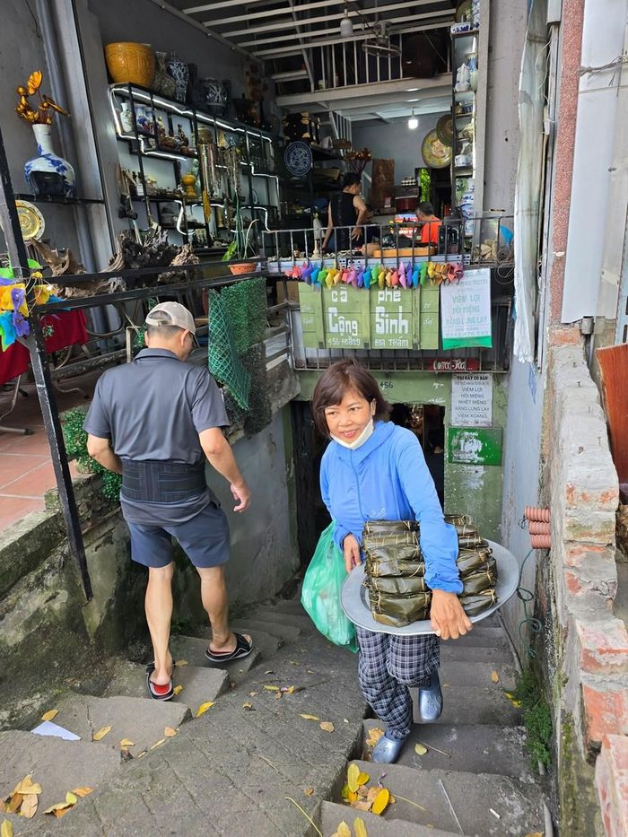 Lối xuống chợ phiên đá quý