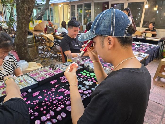 Người mua - bán thường dùng đèn pin chuyên dụng, dùng nhíp gắp từng viên đá để soi chi tiết