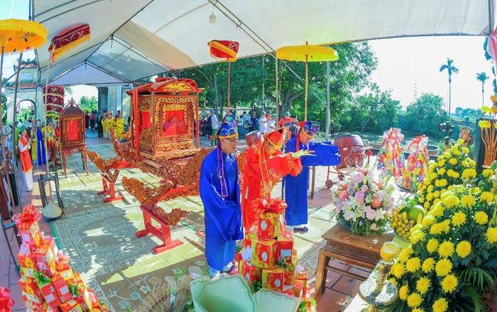 Lễ hội thu hút hàng nghìn người dân và du khách