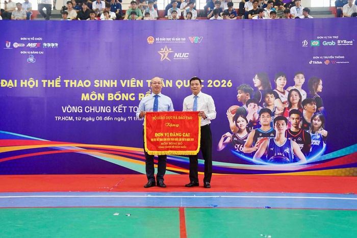Đại diện BTC trao cờ đăng cai cho Trường Đại học Bách Khoa - Đại học Quốc gia TP.HCM