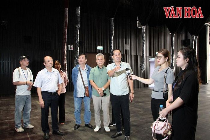 Đại diện Rạp Xiếc và Biểu diễn đa năng Phú Thọ thông tin về công năng của Sân khấu 300 chỗ đến các đơn vị nghệ thuật, sân khấu ngoài công lập