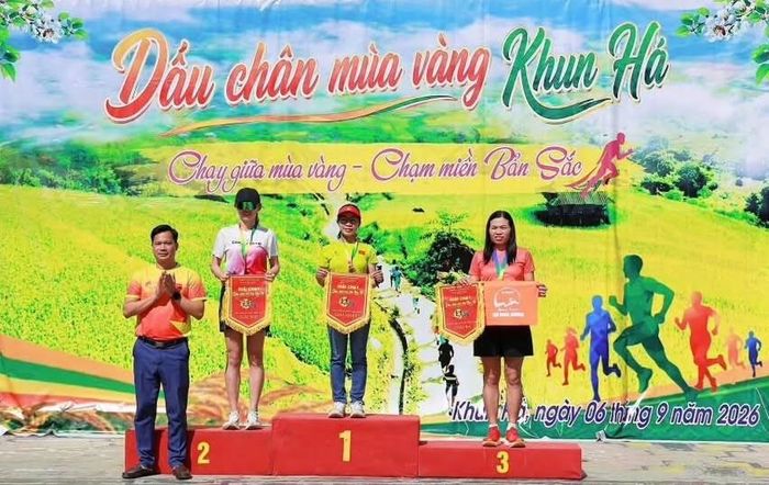 Ban Tổ chức trao giải cho những vận động viên đạt thành tích xuất sắc