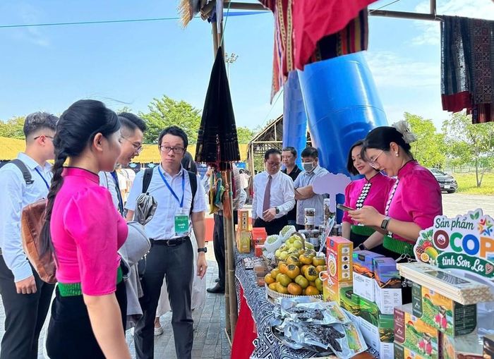 Các sản phẩm tiêu biểu của Sơn La được giới thiệu tới đại biểu, đối tác tại Diễn đàn, góp phần quảng bá thương hiệu và mở rộng cơ hội kết nối thị trường