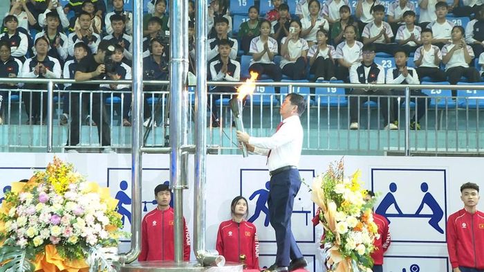 Các vận động viên tiêu biểu tỉnh Bắc Ninh thắp ngọn đuốc từ Đài tưởng niệm các Anh hùng liệt sĩ và Bí thư Tỉnh ủy Nguyễn Hồng Thái thực hiện nghi thức thắp sáng đài lửa Đại hội