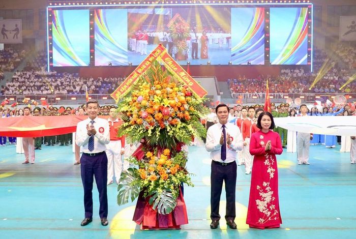 Cục trưởng Cục Thể dục Thể thao Nguyễn Danh Hoàng Việt tặng hoa chúc mừng Đại hội