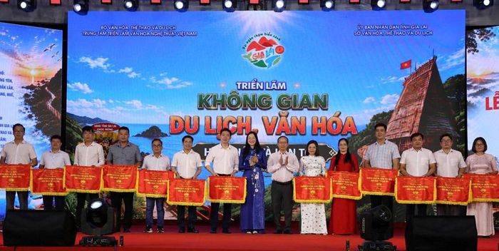 Ban Tổ chức trao cờ lưu niệm cho các đơn vị tham gia