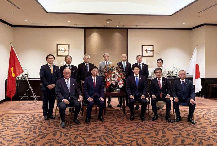 Hai bên chụp ảnh lưu niệm