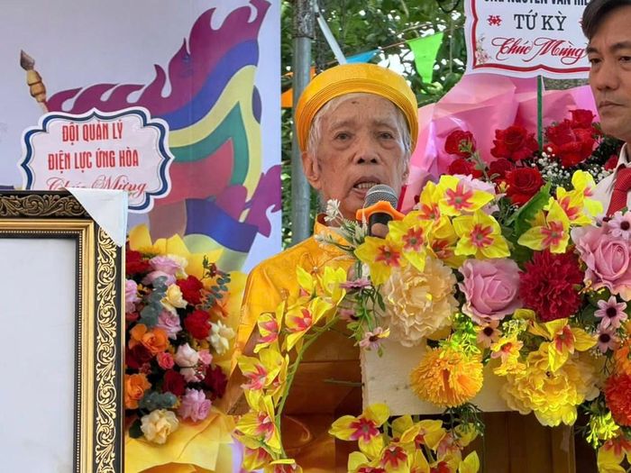 Cụ Trịnh Tiến Hòa chia sẻ hành trình tìm lại lịch sử làng Khánh Vân qua việc dịch thuật tấm bia đá chữ Nho duy nhất còn lại tại đình làng