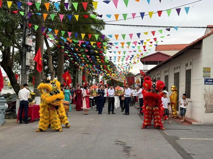 Bằng xếp hạng Di tích lịch sử - văn hóa cấp Thành phố đối với Đình, Chùa Khánh Vân được rước quanh thôn Đồng Tân