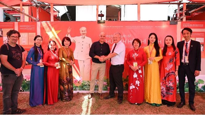 Đại sứ Đặc mệnh Toàn quyền Việt Nam tại Cộng hòa Bồ Đào Nha Nguyễn Mạnh Thắng và Tổng Bí thư Đảng Cộng sản Bồ Đào Nha Paulo Raimundo chụp ảnh lưu niệm với Đoàn công tác Khu Di tích Chủ tịch Hồ Chí Minh tại Phủ Chủ tịch