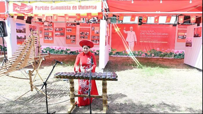 Các nghệ sĩ Trung tâm Văn hóa Việt Nam tại Pháp biểu diễn tiết mục nhạc cụ dân tộc tại lễ khai mạc trưng bày chuyên đề về Chủ tịch Hồ Chí Minh