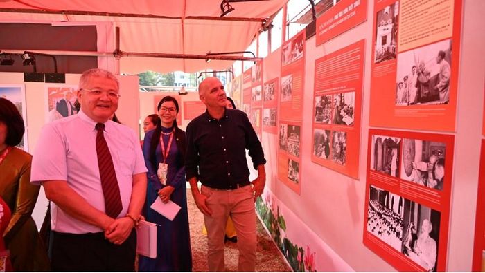 Tổng Bí thư Ban Chấp hành Đảng Cộng sản Bồ Đào Nha Paulo Raimundo tham quan trưng bày chuyên đề “Chủ tịch Hồ Chí Minh - Biểu tượng cao đẹp của tình đoàn kết quốc tế”