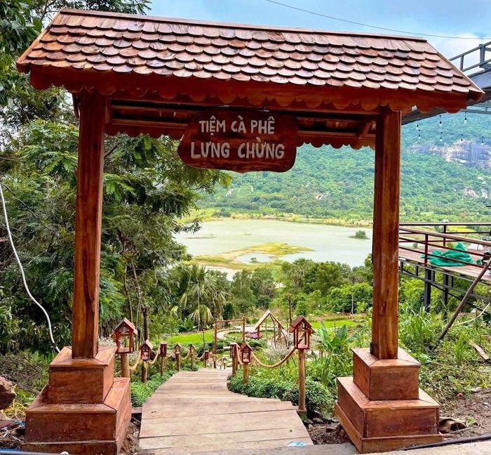 Cổng vào Tiệm cà phê Lưng Chừng trên đồi Tà Pạ