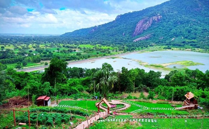 Tiệm cà phê Lưng Chừng trên đồi Tà Pạ, xã Tri Tôn, tỉnh An Giang