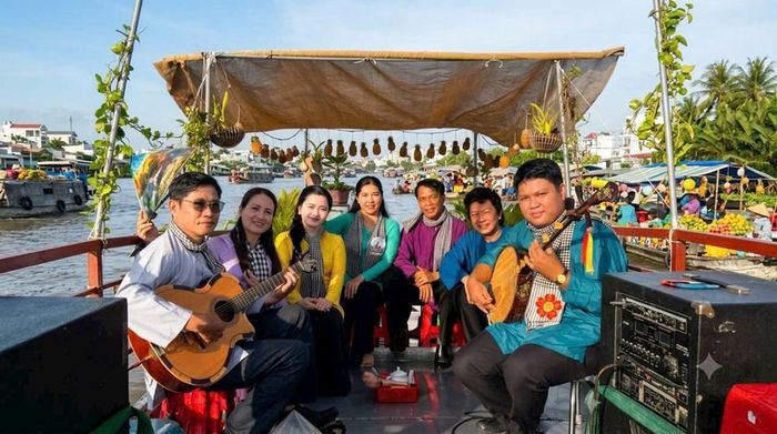 Tiếng đờn, lời ca ngân nga tạo nên nét riêng của văn hóa sông nước Cần Thơ