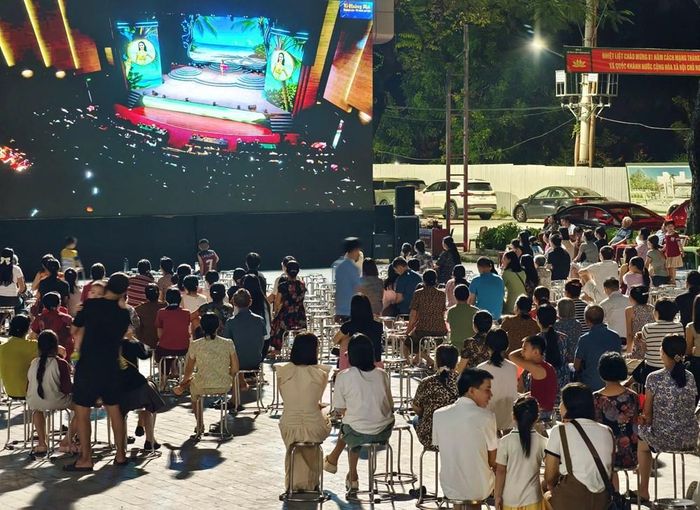 Đông đảo người dân theo dõi qua màn hình lớn Chung kết cuộc thi Người đẹp Hoa Lư năm 2026 phía ngoài nhà hát Phạm Thị Trân
