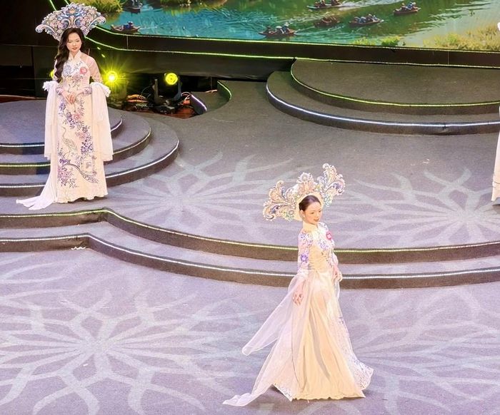 Thí sinh thể hiện ở phần thi trang phục áo dài Việt Nam