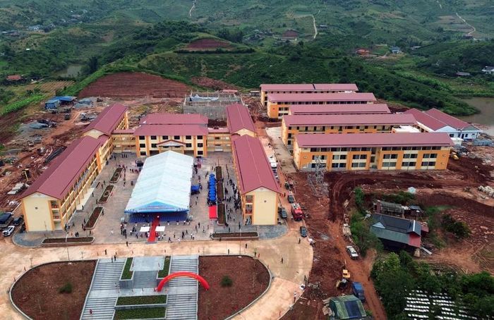 Trường Phổ thông nội trú liên cấp Tiểu học và THCS Chiềng Sơn (Sơn La) được khởi công ngày 3/12/2025 với 12 khối nhà chính, bao gồm các khu nhà lớp học, nhà ở nội trú, khối nhà bếp, nhà đa năng... Đây là 1 trong 13 trường nội trú liên cấp được tỉnh Sơn La xây dựng tại 13 xã biên giới theo chủ trương của Bộ Chính trị. Ảnh: Quang Quyết - TTXVN