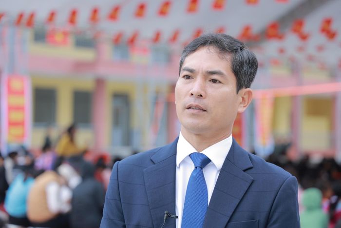Ông Trần Việt Hùng, Phó Chủ tịch UBND xã Sơn Vĩ trả lời phỏng vấn báo Thể thao và Văn hóa
