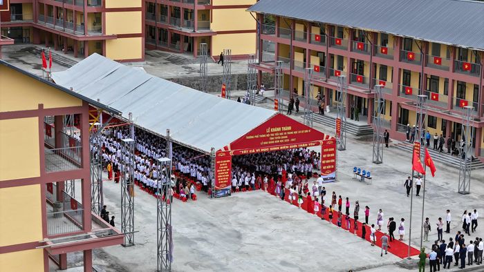 Trường Phổ thông nội trú liên cấp Tiểu học và THCS Sơn Vĩ, xã Sơn Vĩ ngày Khánh thành và Khai giảng năm học mới (5/9) nhìn từ trên cao