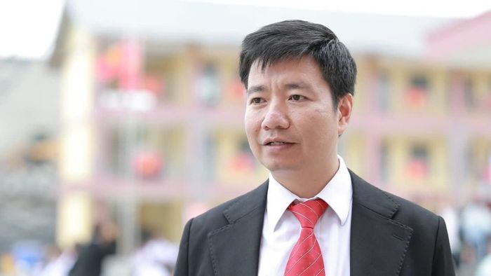 Thầy giáo Trần Văn Trung, hiệu trưởng Trường Phổ thông nội trú liên cấp Tiểu học và THCS Sơn Vĩ trả lời phỏng vấn báo Thể thao và Văn hóa