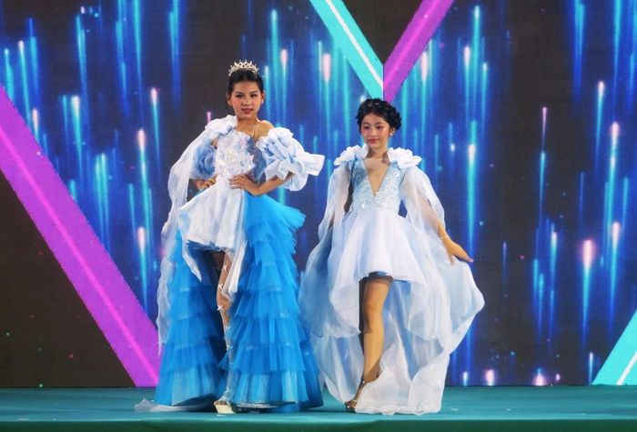 Các người mẫu nhí trong trang phục mang hơi thở miền Tây sông nước. Ảnh: Ánh Tuyết - TTXVN