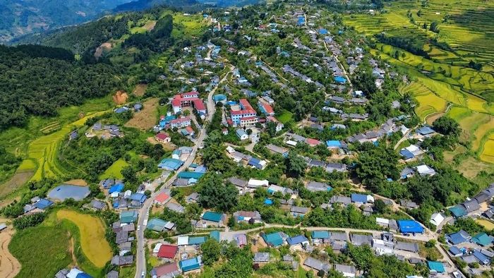 Khung cảnh bản của người Mông nằm sát những thửa ruộng bậc thang ở Tả Lèng. Ảnh: Nguyễn Oanh-TTXVN.