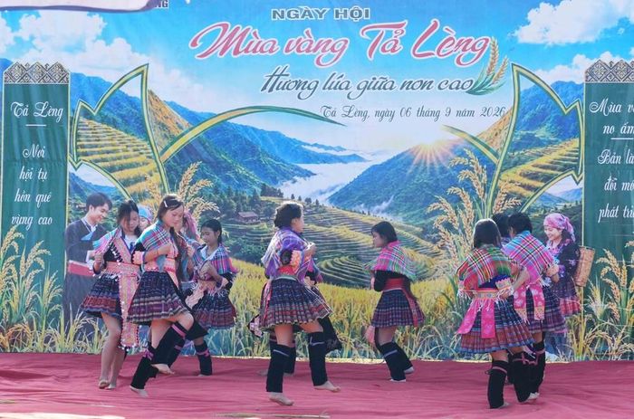 Tiết mục văn nghệ trong ngày hội. Ảnh: Nguyễn Oanh-TTXVN.