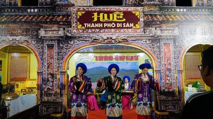 Đặc sắc nét văn hóa Huế tại Triển lãm. Ảnh: Sỹ Thắng - TTXVN