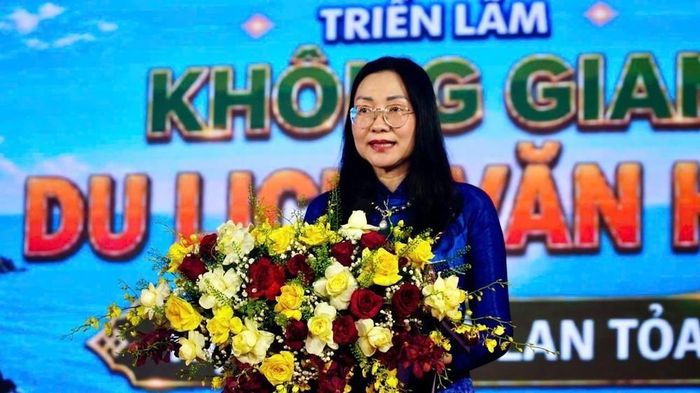 Bà Nguyễn Hằng Nga - Giám đốc Trung tâm Triển lãm Văn hoá nghệ thuật Việt Nam phát biểu. Ảnh: Sỹ Thắng - TTXVN