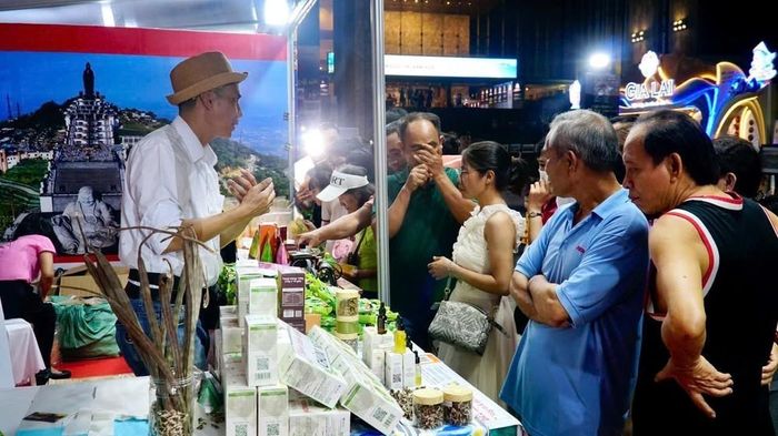 Du khách thích thú các sản vật của các địa phương tại Triển lãm. Ảnh: Sỹ Thắng - TTXVN