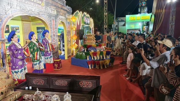 Du khách thích thú thưởng thức hoạt động văn hóa của các địa phương tại Triển lãm. Ảnh: Sỹ Thắng - TTXVN