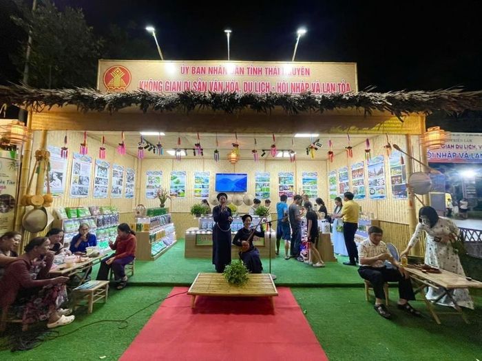 Quảng bá văn hóa tỉnh Thái Nguyên tại Triển lãm. Ảnh: Sỹ Thắng - TTXVN