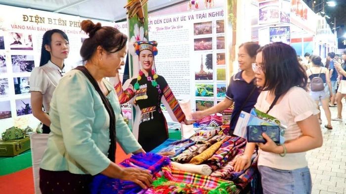 Du khách thích thú sản vật của các địa phương tại Triển lãm. Ảnh: Sỹ Thắng - TTXVN