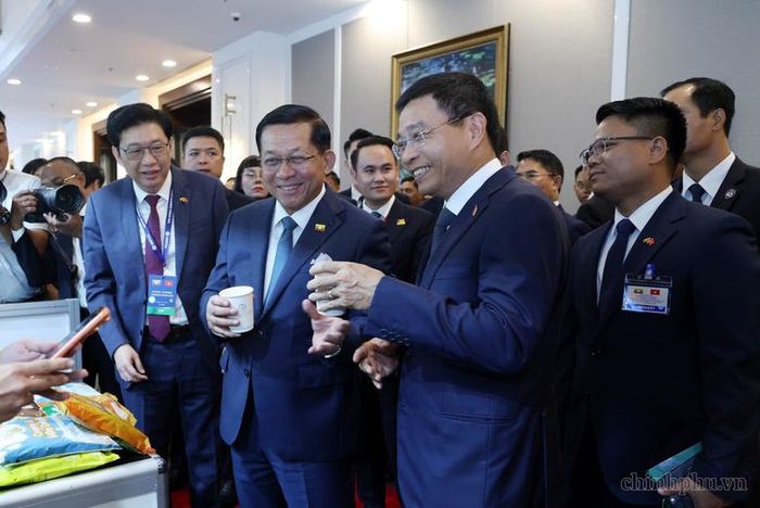 Tổng thống Myanmar Min Aung Hlaing và Phó Thủ tướng Nguyễn Văn Thắng cùng thưởng thức sản phẩm chè do doanh nghiệp Myanmar sản xuất - Ảnh: chinhphu.vn/Đức Tuân