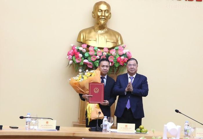Phó Thủ tướng Thường trực Phạm Gia Túc tặng hoa chúc mừng tân Thứ trưởng Bộ Công Thương Nguyễn Việt Sơn - Ảnh: chinhphu.vn/Nguyễn Hoàng