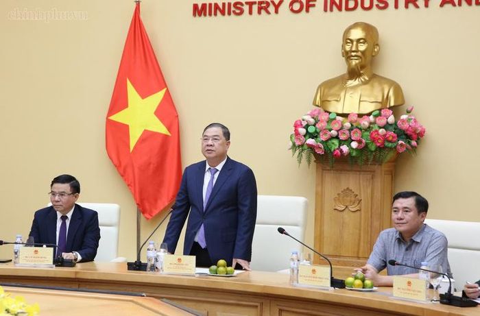 Phó Thủ tướng Thường trực Phạm Gia Túc phát biểu giao nhiệm vụ cho tân Thứ trưởng Bộ Công Thương Nguyễn Việt Sơn - Ảnh: chinhphu.vn/Nguyễn Hoàng