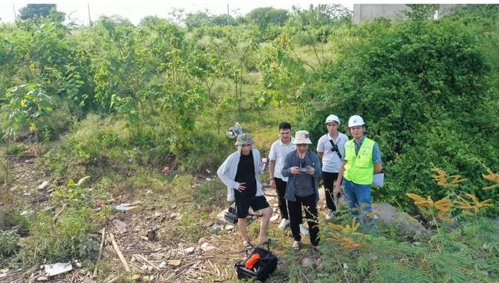 Nhóm cán bộ, kỹ thuật viên vận hành thiết bị bay không người lái (UAV) để thu thập dữ liệu hiện trạng hạ tầng đường bộ.
