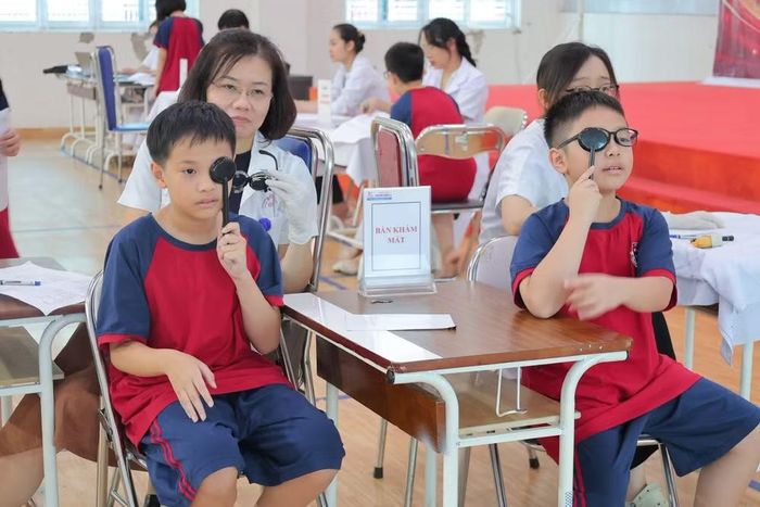 Bệnh viện E phối hợp Trạm Y tế phường Nghĩa Đô (Hà Nội) khám sàng lọc sức khỏe toàn diện cho các em học sinh tại một số trường học trên địa bàn phường Nghĩa Đô. (Ảnh: Thanh Xuân)