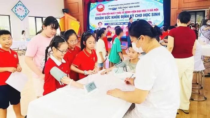 Hoạt động khám sức khỏe định kỳ cho học sinh trước năm học mới 2026-2027. (Ảnh: HÀ NGUYỄN)