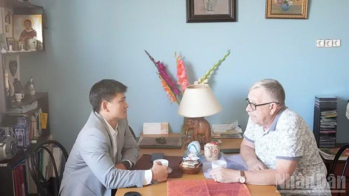 Ông Petr Tsvetov trao đổi với phóng viên. (Ảnh: THANH TRAI)