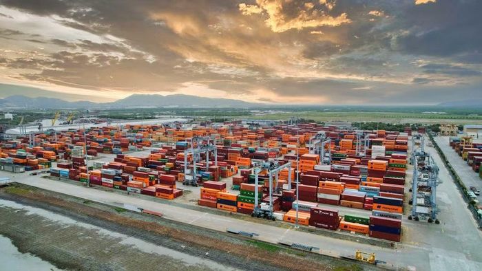 Một kho chứa container xuất khẩu tại Thành phố Hồ Chí Minh. (Ảnh: THẾ ANH)