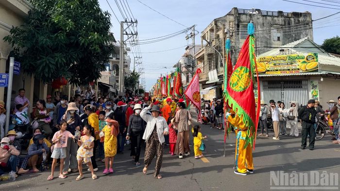 Đoàn rước cờ hoa rực rỡ. (ẢNH: THANH HẢI)