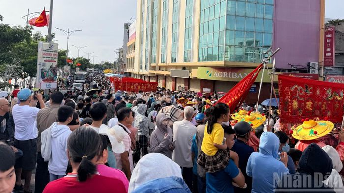 Nhiều người đứng hai bên đường xem lễ hội. (ẢNH: THANH HẢI)