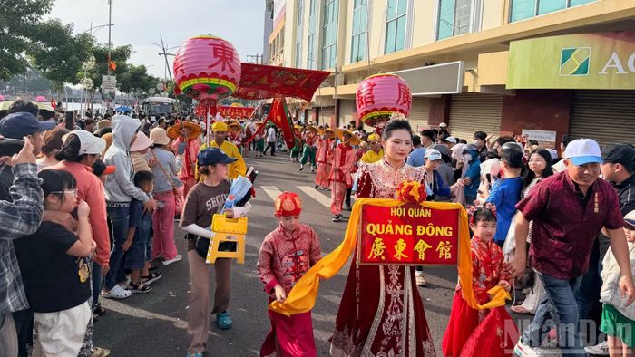Hội quán Quảng Đông tham dự lễ hội. (ẢNH: THANH HẢI)
