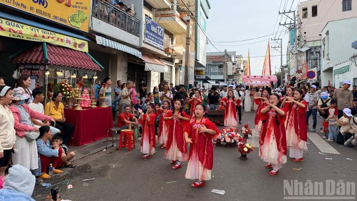 Nhiều hộ dân, cơ sở kinh doanh tổ chức các nghi lễ theo phong tục truyền thống.(ẢNH: THANH HẢI)