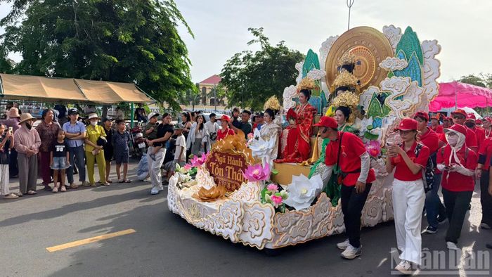 Các đoàn diễu hành qua đường phố tại phường Phan Thiết. (ẢNH: THANH HẢI)